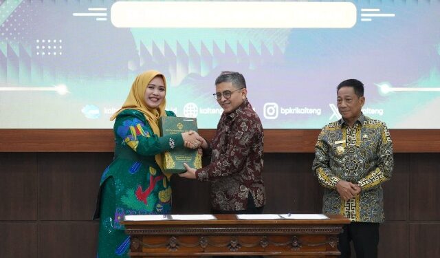 Wakil Ketua I DPRD Murung Raya, Dina Maulidah, mendampingi Bupati Murung Raya, Heriyus, menerima dokumen LHP LKPD 2025 dari BPK RI di Palangka Raya, Jumat (29/5/2026).