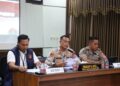 Waka Polres Bartim Kompol Alexander F Sitepu, didampingi Kasat Reskrim AKP Hengky Prasetyo, dan AKP Eko Sutrisno, dalam press release ungkap kasus kejahatan jalanan, Sabtu (30/5/2026). (Ist)
