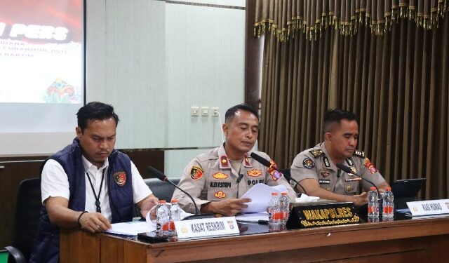 Waka Polres Bartim Kompol Alexander F Sitepu, didampingi Kasat Reskrim AKP Hengky Prasetyo, dan AKP Eko Sutrisno, dalam press release ungkap kasus kejahatan jalanan, Sabtu (30/5/2026). (Ist)
