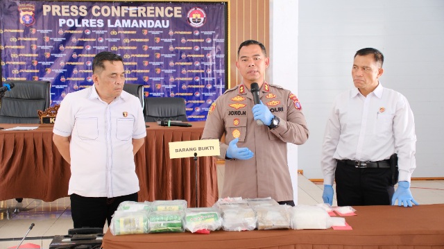Kapolres Lamandau AKBP Joko Handono, beserta jajaran dalam press release, Sabtu (30/5/2026). (Ist)
