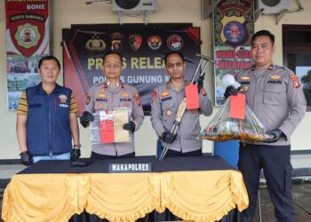 Waka Polres Gunung Mas, Kompol Indras Purwoko, berserta jajaran perlihatkan barang bukti aksi kejahatan dalam press release, Sabtu (30/5/2026). (Ist)