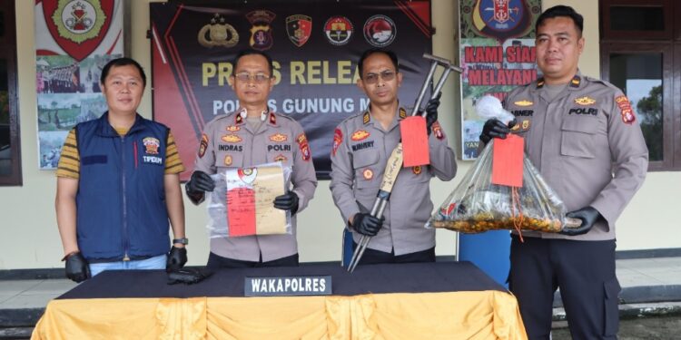 Waka Polres Gunung Mas, Kompol Indras Purwoko, berserta jajaran perlihatkan barang bukti aksi kejahatan dalam press release, Sabtu (30/5/2026). (Ist)