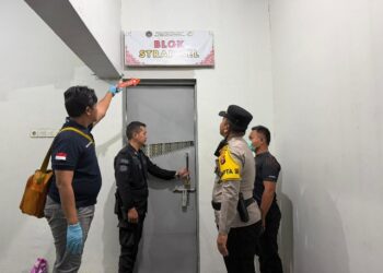 Polisi tengah melakukan olah TKP di Ruang strafsel Lapas Palangka Raya. (Ist)