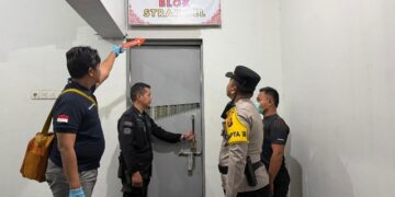 Polisi tengah melakukan olah TKP di Ruang strafsel Lapas Palangka Raya. (Ist)