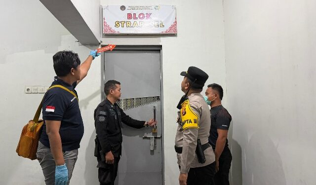 Polisi tengah melakukan olah TKP di Ruang strafsel Lapas Palangka Raya. (Ist)