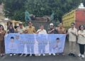 Anggota DPRD Kalteng, Ampera AY Mebas, Amonius Tuyum, Purdiono, berpose menyerahkan bantuan sapi dari Pemprov Kalteng yang diterima Bupati Bartim M.Yamin, Senin (25/5/2026).