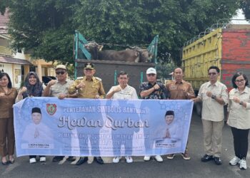 Anggota DPRD Kalteng, Ampera AY Mebas, Amonius Tuyum, Purdiono, berpose menyerahkan bantuan sapi dari Pemprov Kalteng yang diterima Bupati Bartim M.Yamin, Senin (25/5/2026).