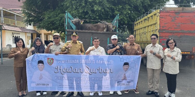 Anggota DPRD Kalteng, Ampera AY Mebas, Amonius Tuyum, Purdiono, berpose menyerahkan bantuan sapi dari Pemprov Kalteng yang diterima Bupati Bartim M.Yamin, Senin (25/5/2026).