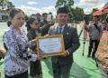 Wabup Murung Raya, Rahmanto Muhidin, menyerahkan piagam penghargaan kepada guru pada momen peringatan Hardiknas Tahun 2026, Senin (4/5/2026).