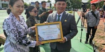 Wabup Murung Raya, Rahmanto Muhidin, menyerahkan piagam penghargaan kepada guru pada momen peringatan Hardiknas Tahun 2026, Senin (4/5/2026).