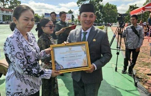 Wabup Murung Raya, Rahmanto Muhidin, menyerahkan piagam penghargaan kepada guru pada momen peringatan Hardiknas Tahun 2026, Senin (4/5/2026).