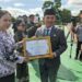 Wabup Murung Raya, Rahmanto Muhidin, menyerahkan piagam penghargaan kepada guru pada momen peringatan Hardiknas Tahun 2026, Senin (4/5/2026).