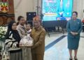 Bupati Murung Raya, Heriyus, menyerahkan bantuan kepada IRT yang memiliki balita disela Rakerda TP PKK, Senin (11/5/2206).