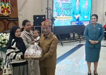 Bupati Murung Raya, Heriyus, menyerahkan bantuan kepada IRT yang memiliki balita disela Rakerda TP PKK, Senin (11/5/2206).