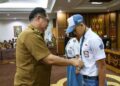 Staf Ahli Darliansjah, mengalungkan tanda peserta seleksi Paskibraka 2026, Senin (4/5/2026). (Ist)
