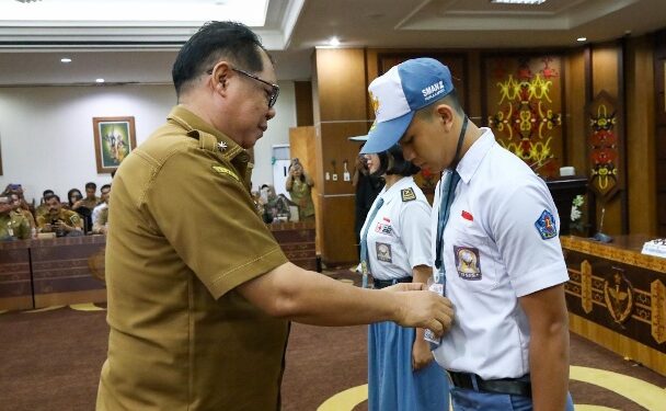 Staf Ahli Darliansjah, mengalungkan tanda peserta seleksi Paskibraka 2026, Senin (4/5/2026). (Ist)
