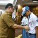 Staf Ahli Darliansjah, mengalungkan tanda peserta seleksi Paskibraka 2026, Senin (4/5/2026). (Ist)