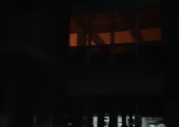 Tangkapan layar cahaya api yang muncul di lantai 2 Pasar Temanggoeng Jaya Karti Tamiang Layang, Sabtu (2/5/2026).