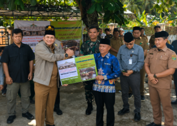 Bupati Bartim M. Yamin, menyerahkan bantuan masyarakat sapi dari presiden, Selasa (26/5/2026).