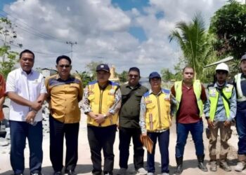 Jajaran Komisi IV DPRD Kalimantan Tengah yamg melakukan peninjauan infrastruktur jalan di Desa Pararapak Kabupaten Barito Selatan.