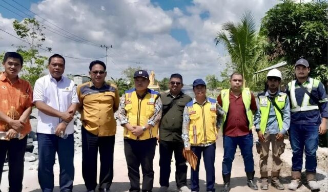 Jajaran Komisi IV DPRD Kalimantan Tengah yamg melakukan peninjauan infrastruktur jalan di Desa Pararapak Kabupaten Barito Selatan.
