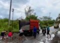Perbaikan jalan yang dilakukan swadaya oleh warga. (Ist)