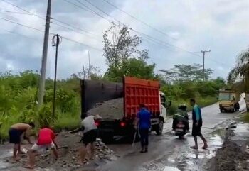 Perbaikan jalan yang dilakukan swadaya oleh warga. (Ist)