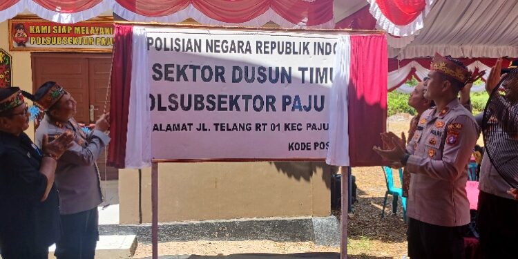 Kapolres Barito Timur AKBP Eddy Santoso, menarik tirai menandai peresmian Polsubsektor Paju Epat, Sabtu (6/6/2026).