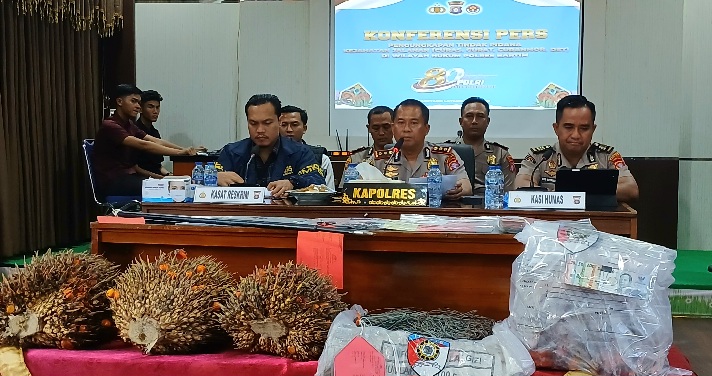 Kapolres Bartim AKBP Eddy Santoso, beserta jajaran dalam press release pengungkapan, Selasa (9/6/2026).