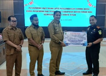 Kajari Bartim Rahmad Isnaini, menyerahkan secara simbolis aset lahan Bangi yang diterima Bupati M. Yamin, Senin (15/6/2026).
