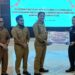 Kajari Bartim Rahmad Isnaini, menyerahkan secara simbolis aset lahan Bangi yang diterima Bupati M. Yamin, Senin (15/6/2026).