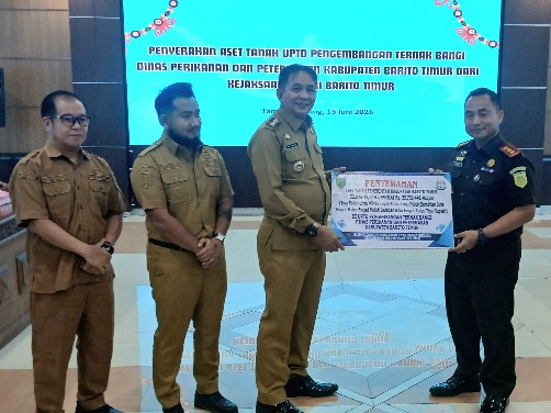 Kajari Bartim Rahmad Isnaini, menyerahkan secara simbolis aset lahan Bangi yang diterima Bupati M. Yamin, Senin (15/6/2026).