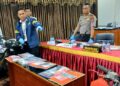 Waka Polres Bartim, Kompol Alexander F. Sitepu, dan Kasat Reskrim AKP Hengky Prasetyo menunjukkan barang bukti kendaraan hasil kejahatan, Senin (29/6/2026).