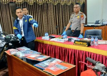 Waka Polres Bartim, Kompol Alexander F. Sitepu, dan Kasat Reskrim AKP Hengky Prasetyo menunjukkan barang bukti kendaraan hasil kejahatan, Senin (29/6/2026).