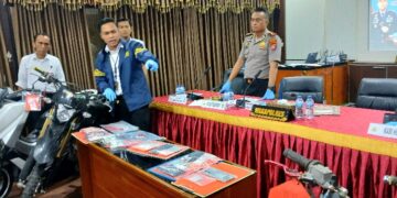Waka Polres Bartim, Kompol Alexander F. Sitepu, dan Kasat Reskrim AKP Hengky Prasetyo menunjukkan barang bukti kendaraan hasil kejahatan, Senin (29/6/2026).