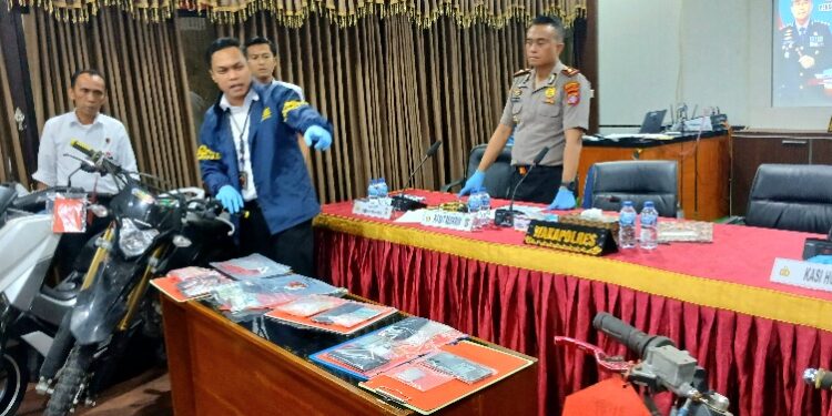 Waka Polres Bartim, Kompol Alexander F. Sitepu, dan Kasat Reskrim AKP Hengky Prasetyo menunjukkan barang bukti kendaraan hasil kejahatan, Senin (29/6/2026).