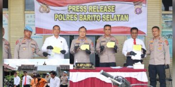 Kapolres Barsel AKBP Jecson R Hutapea, didampingi Pejabat utama Polres Barsel saat menggelar press release, Senin (29/6/2026). INZET: Dua tersangka saat digiring petugas.