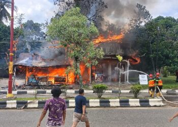 Kebakaran yang menghanguskan Warung Makan Bakul Daun dan Toko Aneka Plastik, Selasa (30/6/2026).