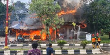 Kebakaran yang menghanguskan Warung Makan Bakul Daun dan Toko Aneka Plastik, Selasa (30/6/2026).