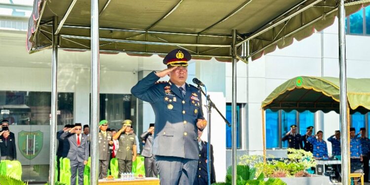 Kapolres Barito Timur AKBP Eddy Santoso, memimpin Upacara Hari Lahir Pancasila di Halaman Kantor Bupati Bartim, Senin (1/6/2026).
