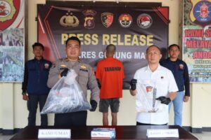 Kasat Reskrim Polres Gunung Mas AKP Agung Wijaya Kusuma, didampingi didampingi PS Kasi Humas IPDA Abner, dalam konferensi pers, Senin (1/6/2026).