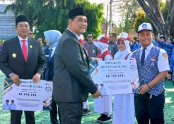 Bupati Barito Utara H. Shalahuddin, menyerahkan bantuan SIP Juara, beberapa waktu lalu.