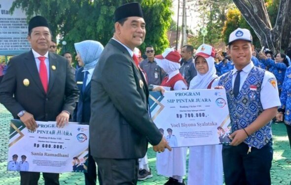 Bupati Barito Utara H. Shalahuddin, menyerahkan bantuan SIP Juara, beberapa waktu lalu.