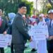 Bupati Barito Utara H. Shalahuddin, menyerahkan bantuan SIP Juara, beberapa waktu lalu.
