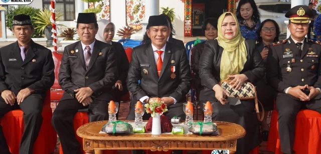 Waket I DPRD Murung Raya, Dina Maulidah (dua dari kiri), menghadiri peringatan Hari Lahir Pancasila, Senin (1/6/2026).