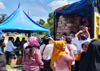 Antusias masyarakat menyerbu Pasar murah yang diselenggarakan pemerintah daerah di Halaman Kantor Disdagkop UKM, Rabu (3/6/2026).