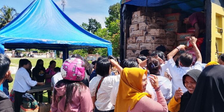 Antusias masyarakat menyerbu Pasar murah yang diselenggarakan pemerintah daerah di Halaman Kantor Disdagkop UKM, Rabu (3/6/2026).