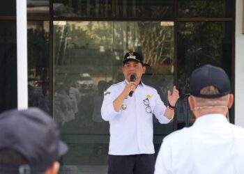 Bupati Barito Utara H. Shalahuddin, memberikan arahan dalam Apel di Dinas PUPR, Rabu (3/6/2026).