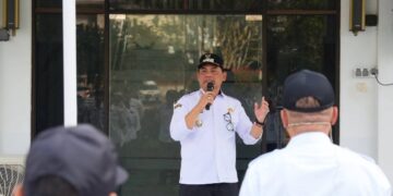 Bupati Barito Utara H. Shalahuddin, memberikan arahan dalam Apel di Dinas PUPR, Rabu (3/6/2026).