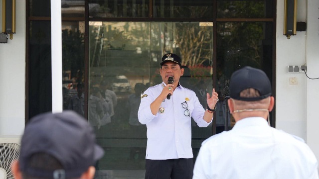 Bupati Barito Utara H. Shalahuddin, memberikan arahan dalam Apel di Dinas PUPR, Rabu (3/6/2026).